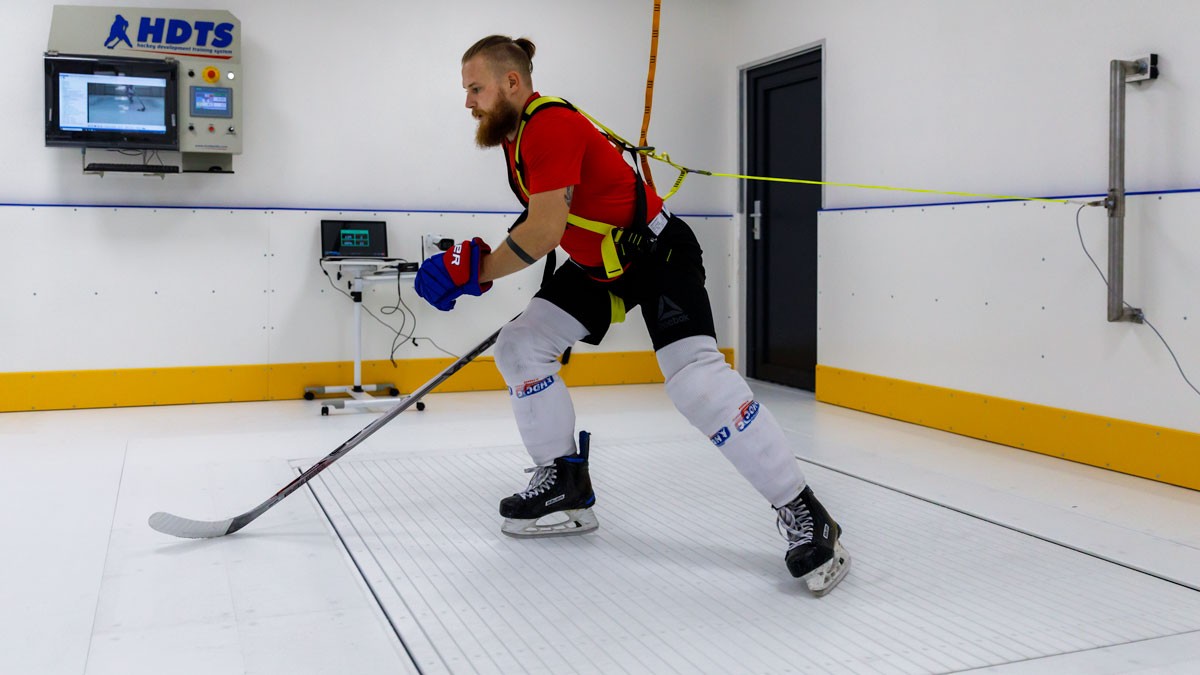 Skating treadmill for hockey player skill development